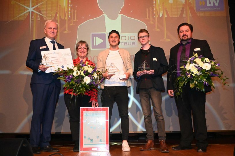 Das sind die »Cottbuser des Jahres 2019«: 2.v.li. Sylvia Wähling vom Menschenrechtszentrum Cottbus (im Bild mit dem Vereinsvorsitzenden Dieter Dombrowski), Musiker Alexander Knappe (Mitte) sowie die Filmemacher Ron Petraß und Sebastian Thiele. Herzlichen Glückwunsch! Foto: mh