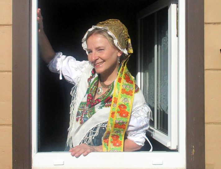 Oberlausitzerin mit Goldhaube, Jacquard gewebten Zierbändern und Halskette. Foto: Hans Klecker