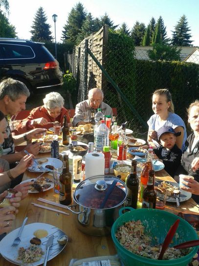 An einer gemeinsamen Festtafel sitzen die Mieter der Bräunlinger Straße in Bannewitz gerne zusammen.
