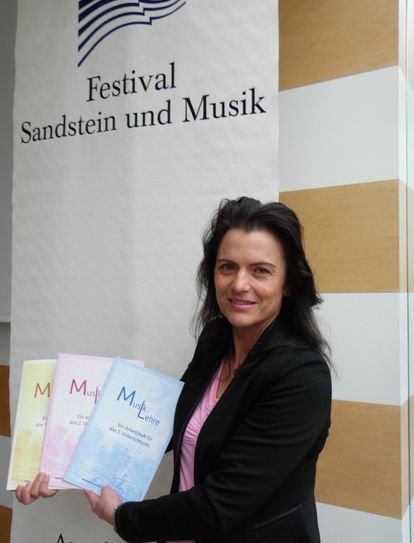 Stolz konnte Berit Chahbani die von der Musikschule herausgegebenen Arbeitshefte für Musiktheorie vorstellen.  Foto: Wo