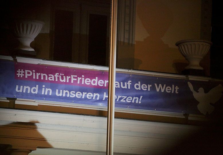 Friedensplakat in Pirna: "Stoppt den Krieg! #PirnafürFrieden auf der Welt und in unserem Herzen!"