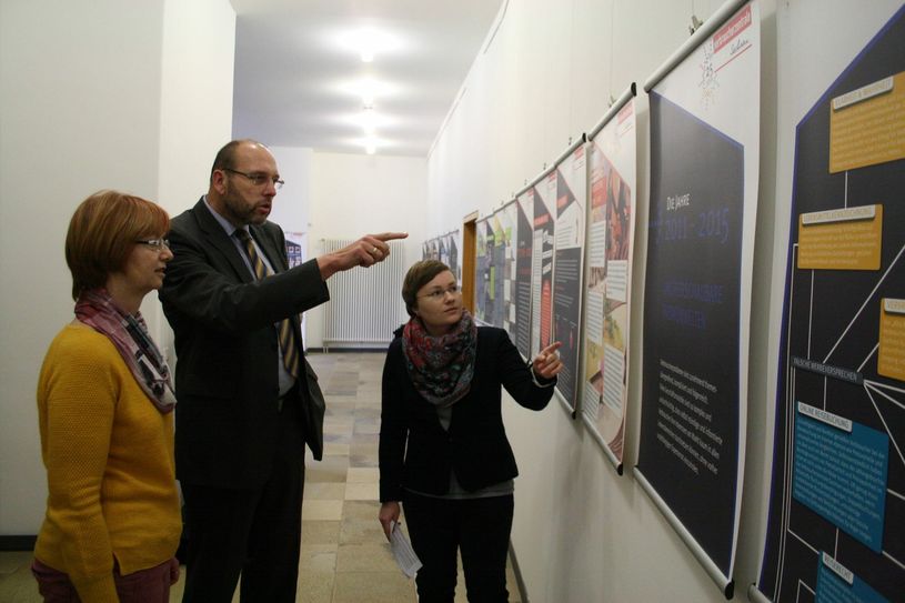 V.l.:  Bärbel Seifert (Landratsamt), Oberbürgermeister Olaf Raschke und Ricarda Husar (Verbraucherzentrale Meißen) beim Ausstellungsrundgang. Foto: Schramm