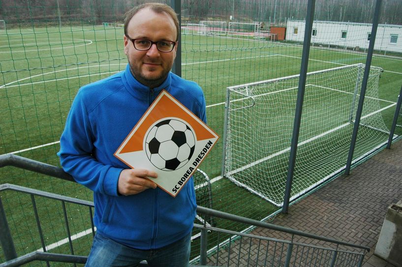 Geschäftsführer Frank Krummrey koordiniert im Jägerpark alle anstehenden Aufgaben beim SC Borea. Foto: Pohl