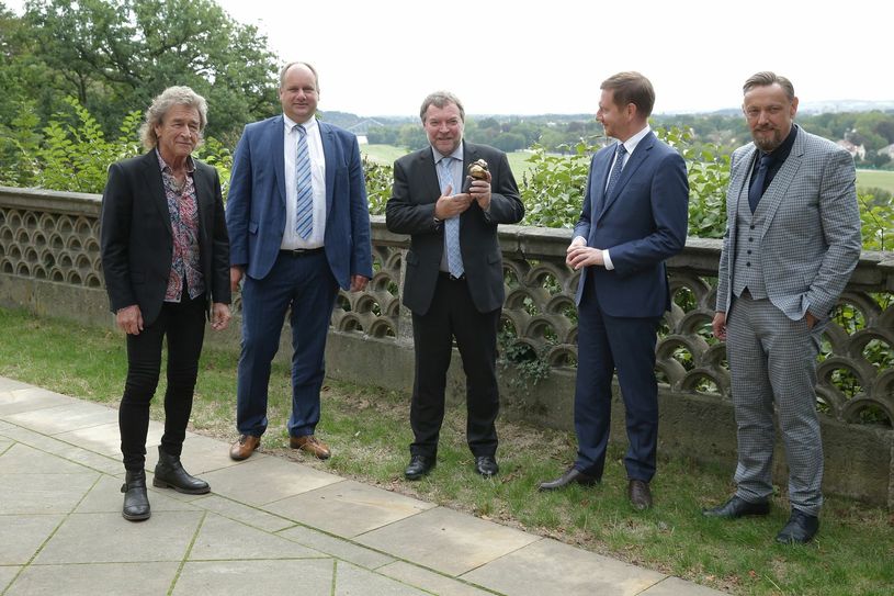 An der Auszeichnung nahmen OB Dirk Hilbert, Sachsens MP Michael Kretschmer, Presseclub-Vorsitzender Andreas Weller teil, die Laudatio hielt Peter Maffey. Fotos: Ralf U. Heinrich