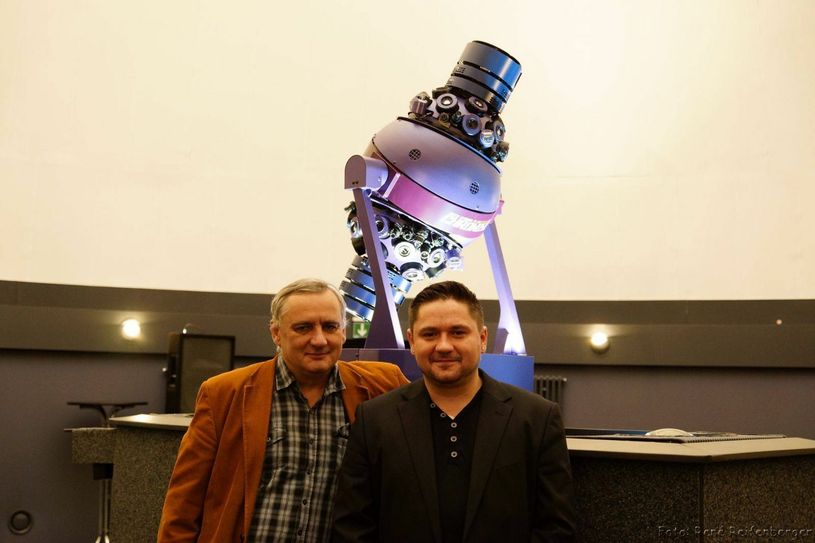 Gerd Thiele (links) und Sebastian Thiele präsentieren die Jahresend-Show im Planetarium. Foto: privat