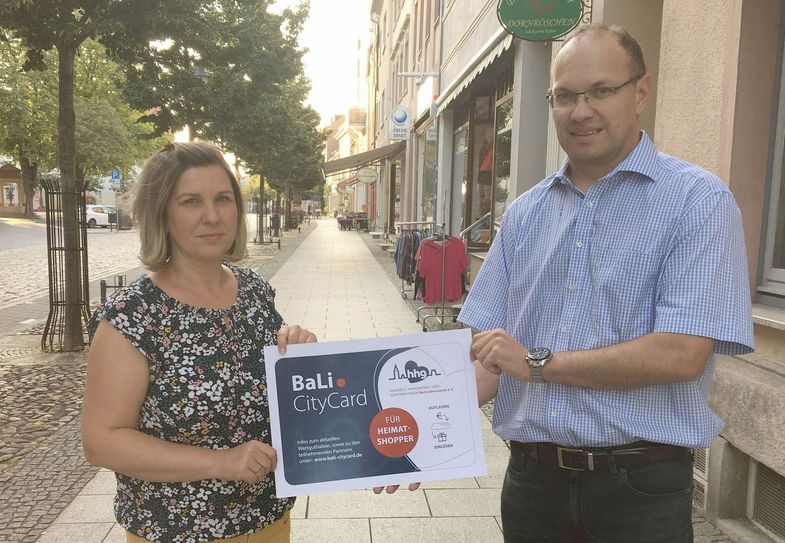Die HHG-Vorsitzende Susanne Melchior und HHG-Vorstandsmitglied Ronny Weidner präsentieren ein Plakat der BaLi.CityCard. Foto: Heiko Lübeck