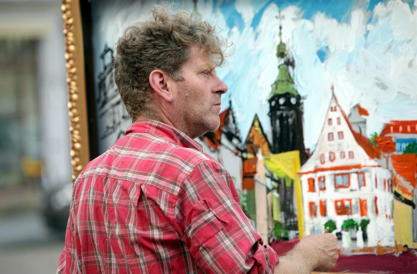 Landschafts-, Geschichts- und Porträtmaler Christopher Haley Simpson malt zum Aufwärmen eine eigene Canaletto-Ansicht auf dem Pirnaer Marktplatz.