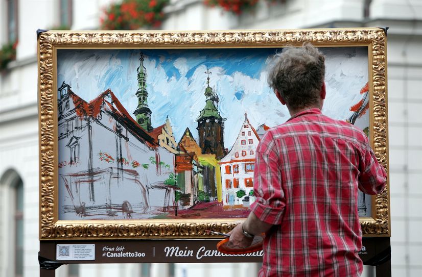 Landschafts-, Geschichts- und Porträtmaler Christopher Haley Simpson malt zum Aufwärmen eine eigene Canaletto-Ansicht auf dem Pirnaer Marktplatz.