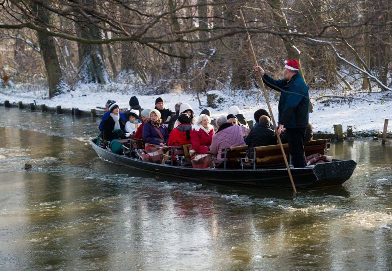 Winterkahnfahrten in Lübbenau. Foto: Patrick Pleul/ Kahnfährgenossenschaft der Fährleute Lübbenau und Umgebung e.G.