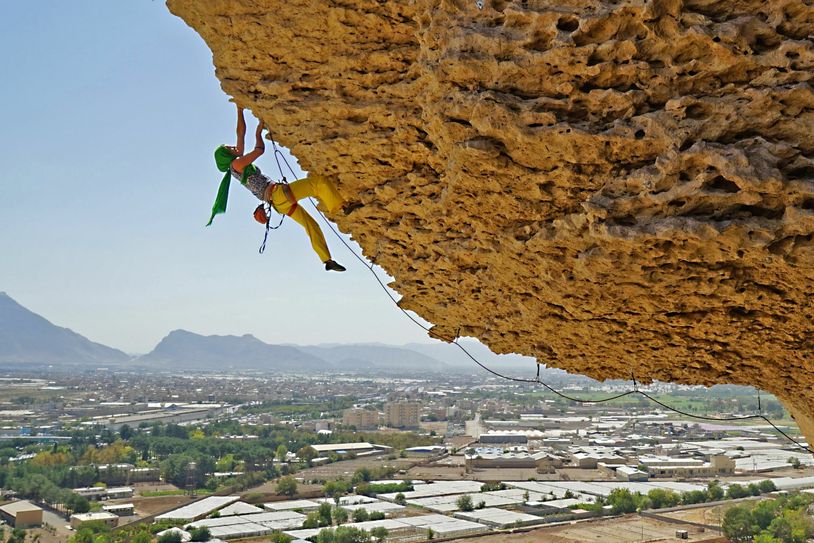 Christiane Hupe beim Klettern im Iran – ein Kopftuch gehört da zur Ausrüstung.  Foto: Gerald Klug