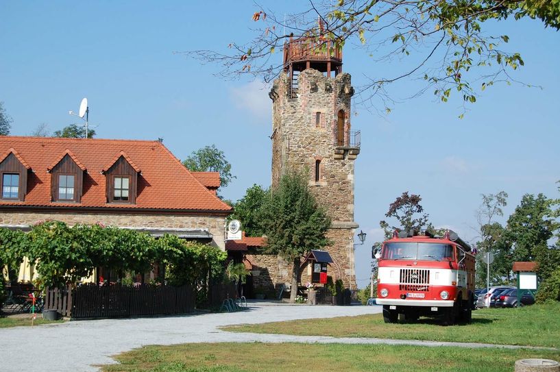 Der wunderschöne Blick vom Kupferbergturm auf das nahe Wäldchen und den Steinbruch sollen auch künftig etwas her machen.  Foto: Farrar