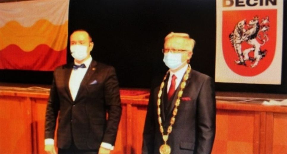 Jiri Andel (im Bild re.) wurde zum neuen Primator gewählt und empfing die Amtskette. Foto: Magistrat mesta Decin