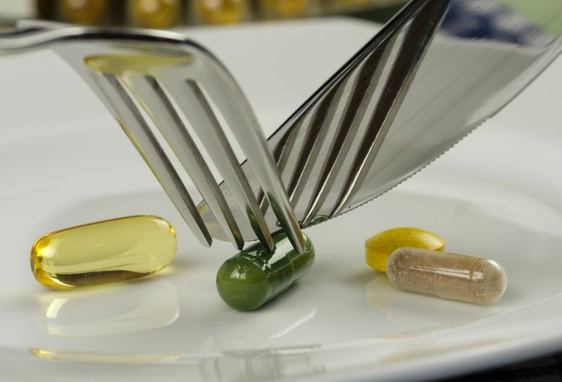 Nahrungsergänzungsmittel enthalten bestimmte Nährstoffe wie Vitamine oder Mineralstoffe in konzentrierter Form. Angeboten werden sie beispielsweise als Tabletten, Kapseln oder Trinkampullen. Symbolfoto: Bruno /Germany auf Pixabay