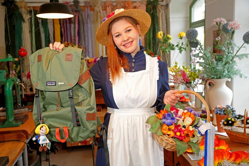 Das Blumenmädchen - da war es noch Doreen Berger - mit dem Wanderrucksack, der von vielen deutschen Tourismusregionen mit typischen Produkten gepackt wird. Und links am Rucksack baumelt die "Lotte", das Maskottchen des Wandertags. Foto: TVSSW