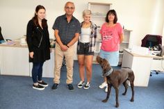 Miroslav Grajcar mit den neuen Sozialarbeitern und dem Maskottchen - Hund Pluto.