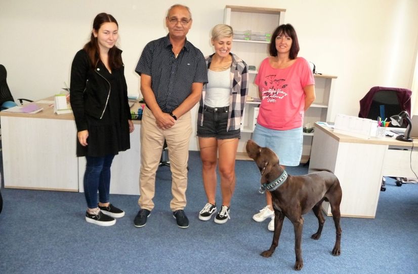 Miroslav Grajcar mit den neuen Sozialarbeitern und dem Maskottchen - Hund Pluto.