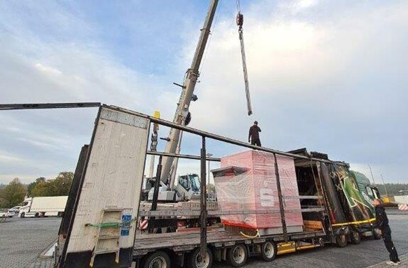 Der neue Geldautomat für Thiendorf wird geliefert. Er sitzt jetzt in einem Betonklotz.