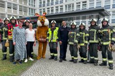 Nach der erfolgreichen Rettung des Osterhasen ließ der sich mit den Einsatzkräften der Leitstelle sowie mit Klinik-Geschäftsführerin Juliane Kirfe und Pflegedirektorin Birgit Wolthusen fotografieren.