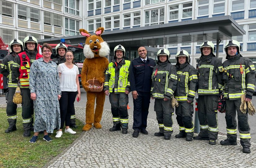 Nach der erfolgreichen Rettung des Osterhasen ließ der sich mit den Einsatzkräften der Leitstelle sowie mit Klinik-Geschäftsführerin Juliane Kirfe und Pflegedirektorin Birgit Wolthusen fotografieren.