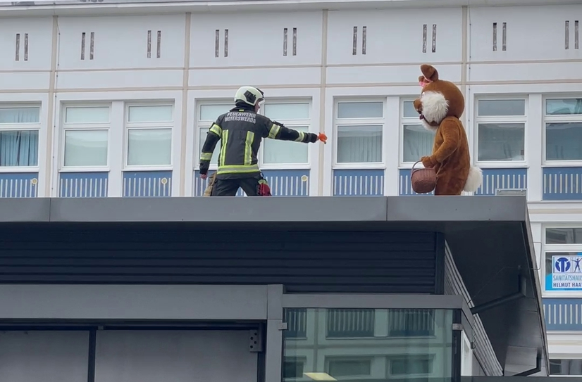 Der Osterhase hatte sich auf ein Dach am Klinikum verirrt und musste von der Feuerwehr gerettet werden.