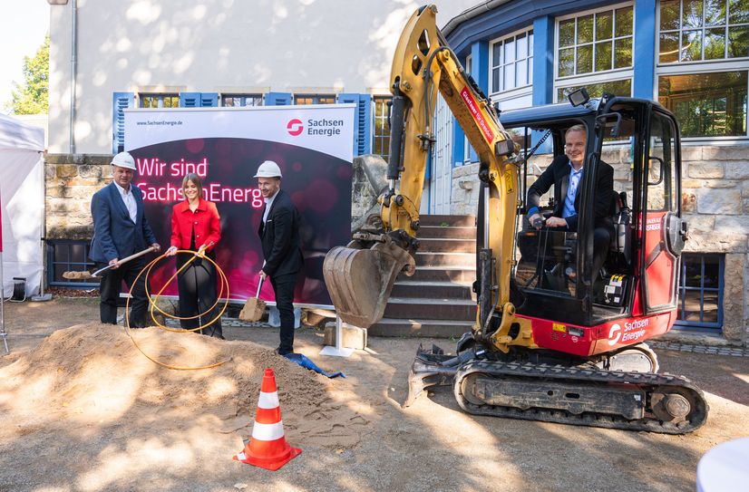 Oberbürgermeister Dirk Hilbert, Dr. Bettina Kieselbach und Björn Bergmann (Projektleitung) sowie SachsenEnergie-Vorstand Dr. Frank Brinkmann (v.l.n.r.) beim Start des Glasfaser-Ausbaus im Dresdner Norden im September 2024.