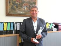 Der Bischofswerdaer Oberbürgermeister Prof. Dr. Holm Große, hier mit der von der Oskar-Patzelt-Stiftung verliehenen Auszeichnung »Kommune des Jahres 2024«, steht dem WochenKurier Rede und Antwort.