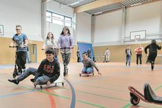 Die Schüler der Kalkbergschule haben Spaß beim toben in der neuen Sporthalle.