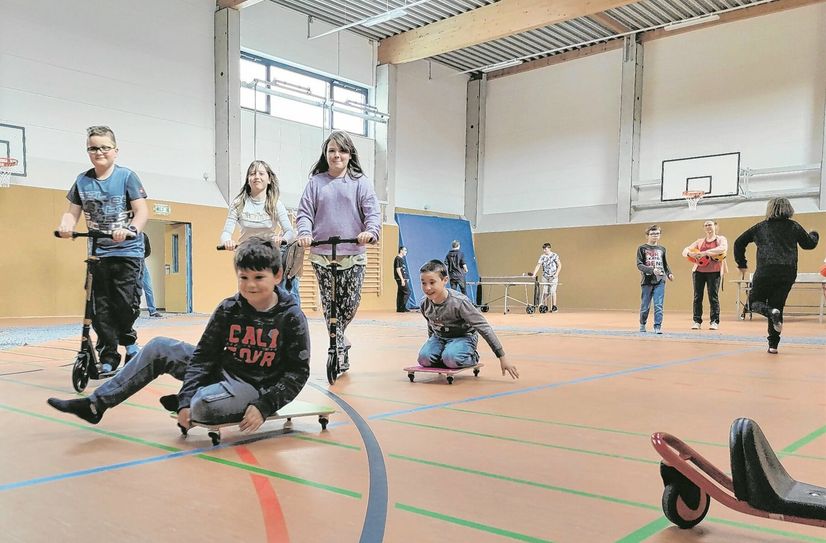 Die Schüler der Kalkbergschule haben Spaß beim toben in der neuen Sporthalle.