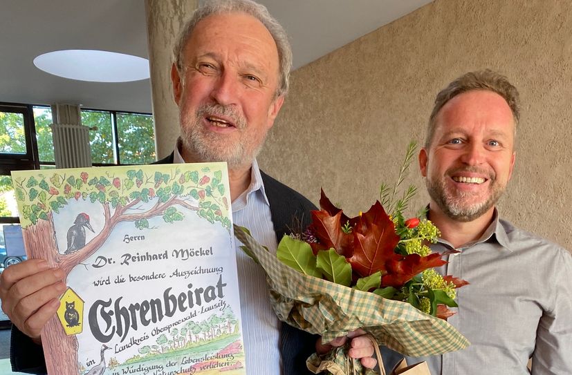 Als Dank und Wertschätzung für seine Leistungen und sein Engagement im Naturschutz wurde Dr. Reinhard Möckel (li.) zum Ehrenbeirat im Bereich Naturschutz des Landkreises ausgezeichnet. Mit ihm freut sich Lars Petermann, Leiter der unteren Naturschutzbehörde.