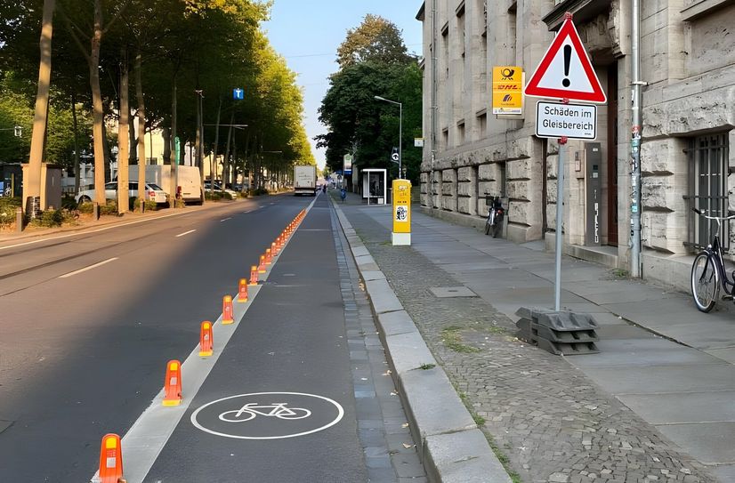 Richard-Lehmann-Straße in Leipzig mit abgetrenntem Radfahrstreifen.