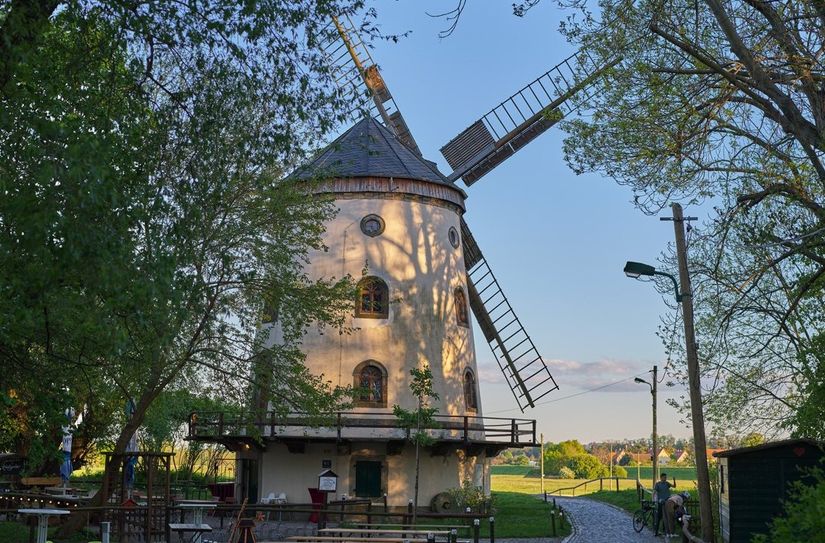 Die Gohliser Windmühle ist eine Turm-Holländermühle.