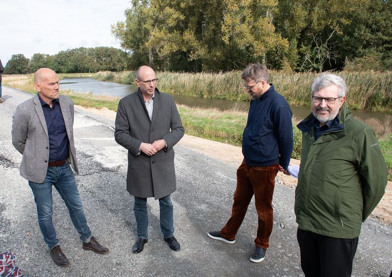 Roland Neumann (2.v.l.), Erster Beigeordneter des Landkreises Elbe-Elster, bedankte sich bei Herzbergs Bürgermeister Karsten Eule-Prütz (l.), Dr. Christian Maerker (LfU, 2.v.r.) und Minister Axel Vogel für die bisherige, gute Zusammenarbeit bei den Deichsanierungsarbeiten.