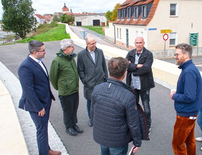 Dr. Christian Maerker (r.) und Daniel Dahlke (2.v.r) vom Landesamt für Umwelt informierten über den aktuellen Stand der Deichbauarbeiten im Bereich Mühlberg. V.l.: Maximilian Schöne, Bürgermeister von Mühlberg, Minister Axel Vogel und Roland Neumann, Erster Beigeordneter des Landkreises Elbe-Elster.
Foto: Pressestelle Kreisverwaltung