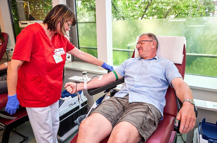 Mike Kreutel (56) aus Dresden war schon 150-mal beim Blutspenden – für sein Engagement wurde er am Weltblutspendetag vom DRK geehrt.