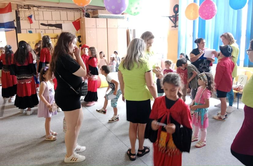Bunt geschmückte Räume zum Kindertag im Roma-Zentrum.