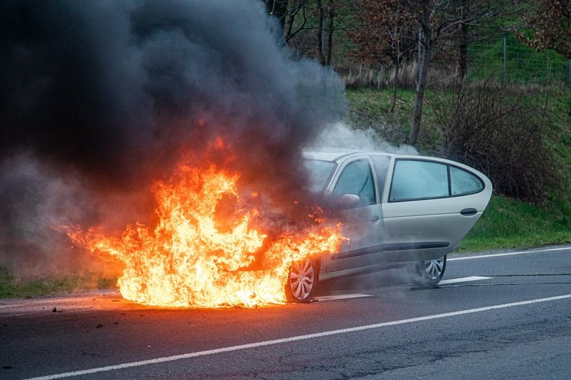 Der Renault stand beim Eintreffen der Kameraden in Vollbrand.