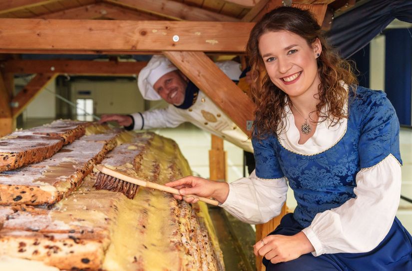 Riesenstollen: Stollenmädchen Lorna Prenzel mit Bäckermeister René Krause.