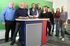 Einige »Lokalfunker« der LAUSITZWELLE um Chef Hans-Peter Schreiber (2.v.l.), Geschäftsführer Stephan Tzeuschner (1.v.l.) und Redaktionsleiterin Franziska Kleemann (1.v.r.).