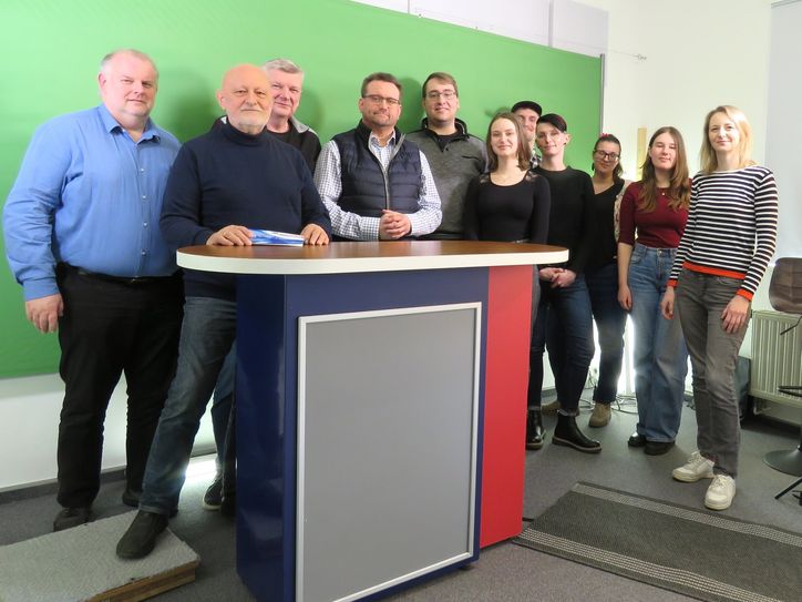Einige »Lokalfunker« der LAUSITZWELLE um Chef Hans-Peter Schreiber (2.v.l.), Geschäftsführer Stephan Tzeuschner (1.v.l.) und Redaktionsleiterin Franziska Kleemann (1.v.r.).