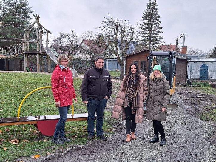 Die Idee von einer Rollerbahn für die Bienenschwarm-Kinder setzen Kita-Leiterin Rena-Helen Fiedler, Bauunternehmer Stefan Böhnisch, Geschäftsführerin Elisabeth Bruckmoser und Amtsleitern Anne Dick gemeinsam um (v.l.).