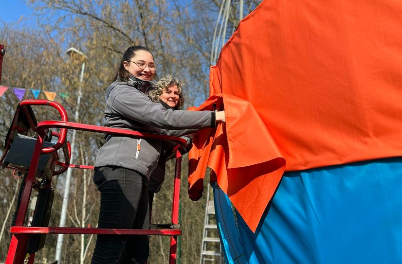 Bianka Lohse, Leiterin des Dekorations-Teams, und Azubine Josy Blüthgen erledigen letzte Handgriffe für das diesjährige Osterhausen.