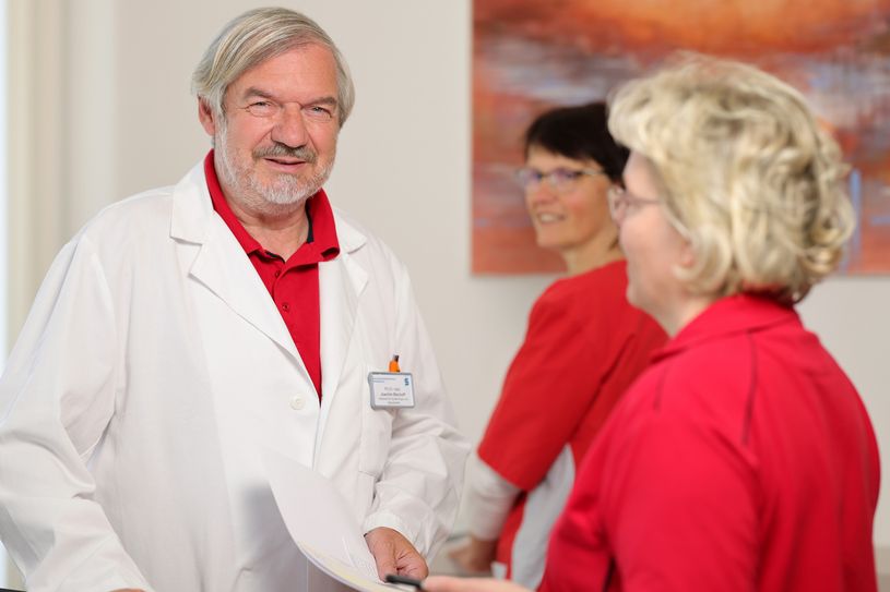 Dr. Joachim Bischoff ist der neue Facharzt für Frauenheilkunde im MVZ Lauchhammer Ost. Gemeinsam mit seinem Praxisteam sind die Sprechstunden bereits gestartet.