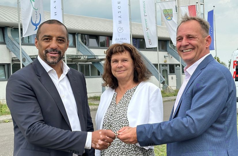 Elvira Hölzner, Amtsdirektorin von Peitz, übergab gemeinsam mit Euromovement-Geschäftsführer Jochem Schöppler, der das grüne Industrie- und Gewerbegebeit auf dem ehemaligen Militärflugplatz Jänschwalde entwickelt, symbolisch den Schlüssel zu den neuen Büroräumen an Chuma Francis Kanis, den Operations Director von Hy2Gen.