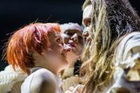 Szenenfoto mit Nathalie Schörken (Julia) und Johannes Scheidweiler (Romeo)