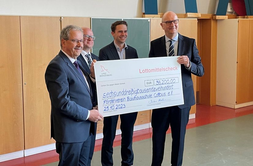 Ministerpräsident Dietmar Woidke (re.) übergibt den Fördermittel-Scheck.
