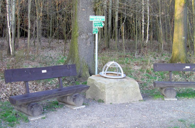 Der Koordinatenstein nördlich von Lohmen ist ein lehrreiches Ausflugsziel.