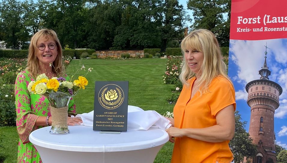 Mireille Steil (links) und Heike Korittke (rechts) bei der Übergabe des »Award of Garden Excellence« im Ostdeutschen Rosengarten Forst.