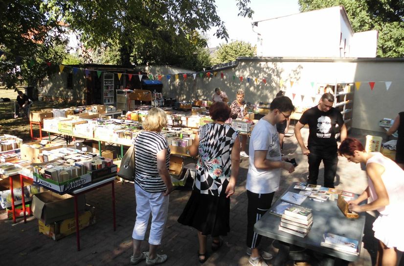 Am Donnerstag ist es wieder soweit: Büchflohmarkt-Zeit in Senftenberg im Hof der Stadtbibliothek in der Krankenhausstraße.