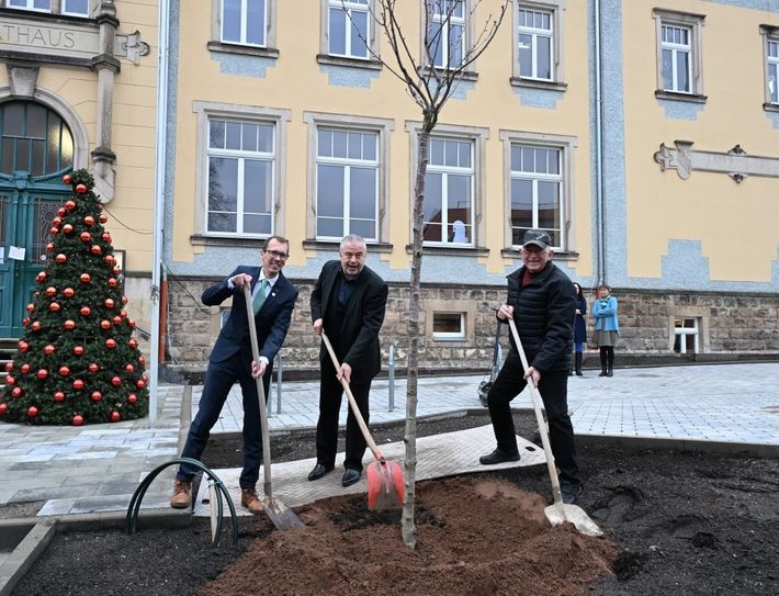 Zur Eröffnungsfeier wurde vor dem Rathaus gleich noch ein Baum gepflanzt.