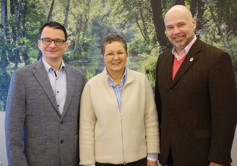 Herzliche Begrüßung der neuen Amtsleiterin Tourismus Inge Bauer durch den Vorsitzenden des Amtsausschusses Frank Engelking (l.) und Amtsdirektor Tobias Hentschel (r.).